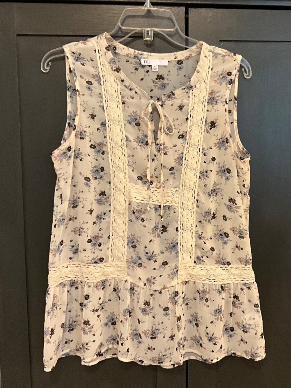 DR2 sleeveless blouse size medium